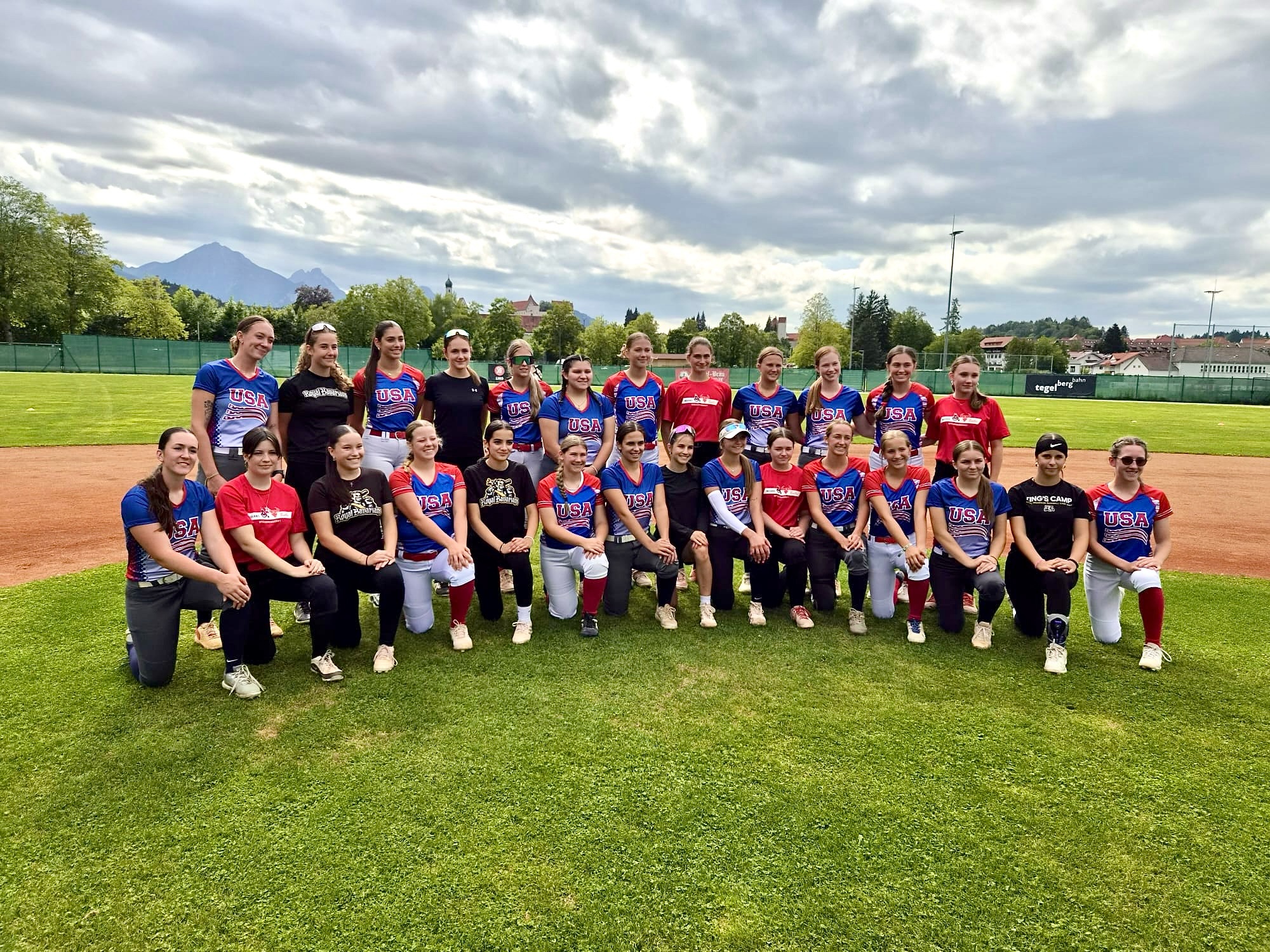 Vorletzte Woche hatten wir wieder einmal ganz besonderen Besuch: Ein Softball Travel Team aus den USA war bei uns am King‘s Field zu Gast!🥎🤩

Diese Tradition läuft schon seit vielen Jahren und ist jedes Mal wieder ein absolutes Highlight✨ Eine gemeinsame Trainingssession, ein freundschaftliches Game und als perfekten Abschluss des Ganzen natürlich auch ein gemeinsames Abendessen 🌭🥗

Ein riesiges Dankeschön an unsere Gäste für den tollen Tag und die jahrelange Freundschaft! Wir freuen uns schon jetzt aufs nächste Mal😊

#Fiassa #RBNation #HomeoftheKing