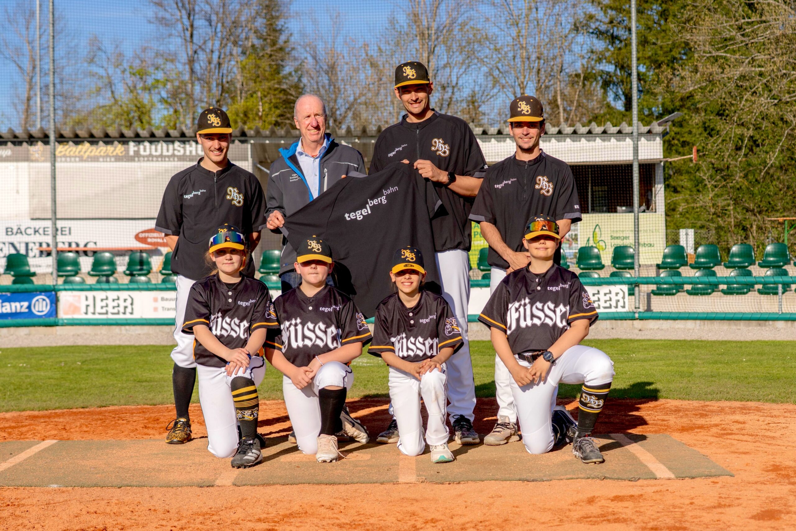 Willkommen an Bord, Tegelbergbahn! ⚾🚠

Kürzlich war Frank Seyfried von der @tegelbergbahn bei uns am King’s Field zu Gast! Die Tegelbergbahn ist bereits seit Anfang des Jahres King Sponsor und steht uns tatkräftig zur Seite – unter anderem gab es einen Satz Trikots für unsere U12 Mannschaft 🖤💛

Herzlichen Dank für die Unterstützung! Gemeinsam geht’s hoch hinaus! 🏔️

#Fiassa #RBNation #HomeoftheKing👑