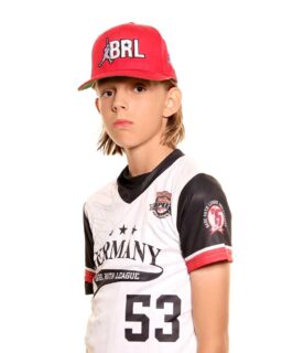 FROM FÜSSEN TO THE USA 🇩🇪✈️🇺🇸⚾

Was für ein Erlebnis für unseren Nachwuchs! 🔥

Unser Royal Noel Hilbenz ist aktuell in den USA und steht dort bei der Babe Ruth World Series auf dem Diamond! 👑⚾

Eine richtig starke Erfahrung und definitiv etwas, das man so schnell nicht vergisst. Genieß jede Minute, Noel – die ganze RBNation drückt dir aus Füssen die Daumen! 💛🙌

#Fiassa #RBNation #HomeoftheKing👑