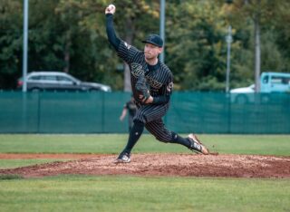 Playoff-Auftakt wie wir es uns nicht besser vorstellen hätten können 💥

Hier findet ihr alle Emotionen und Action festgehalten in starken Bildern von @felixblersch 📸

One more Win ☝🏽

#Fiassa #RBNation #HomeoftheKing👑