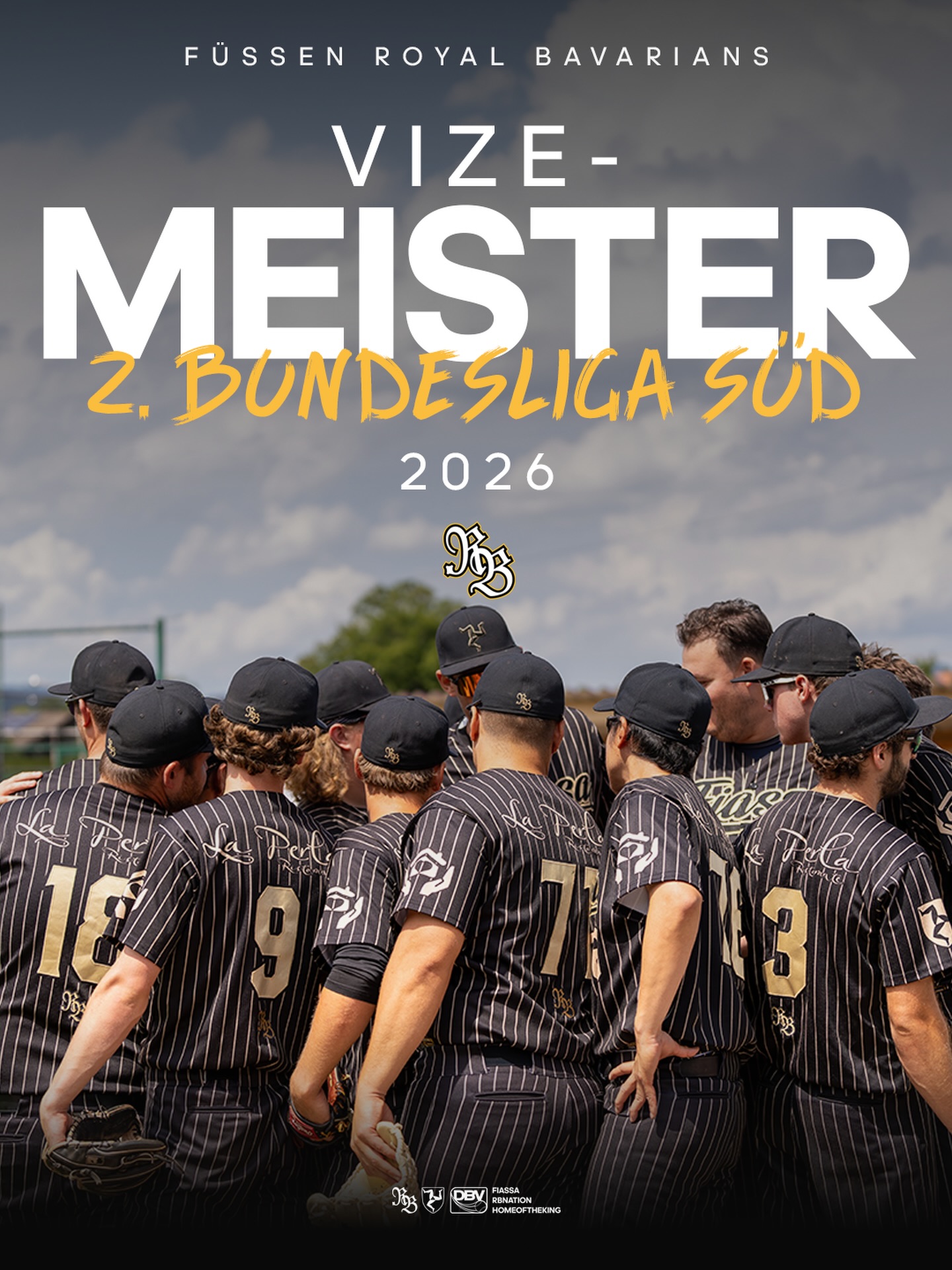🏆 VIZEMEISTER 2026 – UND WIR SIND VERDAMMT STOLZ! 🖤💛

What a year! What a team! What a journey it’s been!

Zum ersten Mal in Vereinsgeschichte sind wir Vizemeister der 2. Bundesliga Süd! Ein historischer Erfolg, der uns unglaublich viel bedeutet ⚾

Doch dieser Erfolg gehört nicht nur den Jungs auf dem Feld. Er gehört EUCH ALLEN! ❤️

Unseren Fans, die uns bei jedem Wetter angefeuert haben. Unseren ehrenamtlichen Helfern, die unzählige Stunden investieren. Unseren Sponsoren und Unterstützern, die an uns glauben. Und allen Familien und Freunden, die diesen Verein zu dem machen, was er heute ist 🫶🏼

Ohne euch wäre all das nicht möglich gewesen.

Wir haben gemeinsam gekämpft, gejubelt, gelitten und Geschichte geschrieben. Und auch wenn es am Ende nicht ganz für den Titel gereicht hat, bleibt etwas, das viel größer ist als ein Pokal: der Stolz auf das, was wir gemeinsam aufgebaut haben.

We love our RBNation 🖤💛

DANKE für diese unvergessliche Saison 2026! 🙌

#Fiassa #RBNation #HomeoftheKing👑