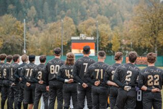 Rain or Shine. THIS IS OUR HOUSE! 👑🔥

Das Wetter? Ausbaufähig. 🌧️
Die Stimmung? ABSOLUT FINALWÜRDIG! 💥⚾

Was für ein Tag an unserem King’s Field! Trotz Regen habt ihr unser Heimfinale zu einem unvergesslichen Event gemacht 🖤💛

Ein riesiges DANKE an alle Fans, Helfer und Supporter, die mit uns durch den Regen gegangen sind! 🙌

Hier kommen ein paar unserer Lieblingsmomente. Swipe ⬅️

#Fiassa #RBNation #HomeoftheKing👑
📸: @martinbuehler.pictures