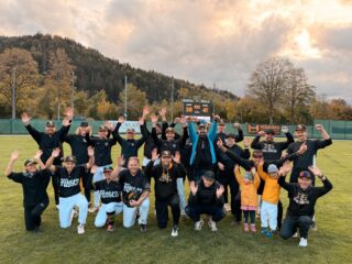 ⚾️🖤💛 100 INNINGS. ONE CLUB. ONE FUTURE.

Über 5.000 € für die Zukunft der Royal Bavarians! 🔥

Was für ein Tag. Was für eine Community. Was für ein unglaublicher Zusammenhalt! 🫶

Bei unserem 100 Innings for Our Future Charity Game ging es um so viel mehr als Baseball. Es ging um Gemeinschaft, Leidenschaft und darum, gemeinsam etwas zu bewegen.

Von unseren jüngsten Nachwuchsspielern über unsere Herrenmannschaften bis hin zu unseren Legends – alle waren dabei. Gemeinsam haben wir 100 Innings gespielt, gelacht, angefeuert und vor allem eines gezeigt: Was wir zusammen erreichen können! 💪

Das Ergebnis macht uns unglaublich stolz: Mehr als 5.000 € sind durch dieses Event für die Zukunft unseres Vereins zusammengekommen! 🙌

Ein riesiges DANKESCHÖN an alle Spielerinnen und Spieler, Eltern, Coaches, Helfer, Sponsoren, Spender und Unterstützer. An alle, die mit angepackt, organisiert, gespendet oder einfach diesen besonderen Tag mit uns verbracht haben.

Ihr seid das Herz dieses Vereins. ❤️

Mit eurer Unterstützung kommen wir unserem Traum von einem noch besseren King’s Field mit Club House und Flutlichtanlage wieder ein Stück näher.

Und das Beste daran? Wir haben gerade erst angefangen. 🚀

Die Spendenaktion läuft weiter – jeder Beitrag hilft uns, unsere gemeinsame Zukunft zu gestalten 👉🏼 Link in Bio!

#Fiassa #RBNation #HomeoftheKing👑