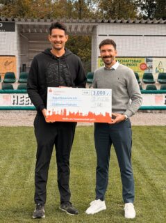 💛💰 3.000 EURO FÜR UNSERE ZUKUNFT! ⚾👑

Die @sparkasseallgaeu unterstützt unser Zukunftsprojekt mit einer großzügigen Spende von 3.000 €! 💸

Seit vielen Jahren steht die Sparkasse an unserer Seite und hat die Entwicklung unseres Vereins maßgeblich mit unterstützt 🖤💛

Ein riesiges DANKESCHÖN an die Sparkasse Allgäu für das langjährige Vertrauen und die großartige Unterstützung! 🙏

Den Bericht dazu gibt es wie immer auf unserer Website.

#Fiassa #RBNation #HomeoftheKing👑