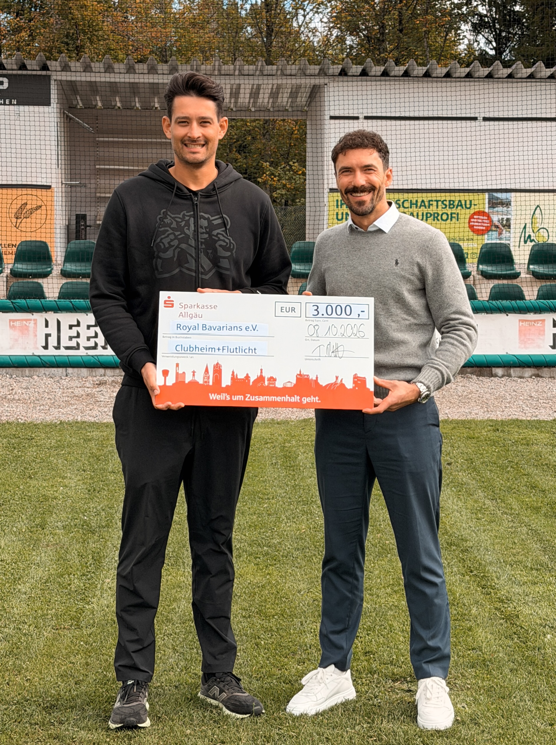 💛💰 3.000 EURO FÜR UNSERE ZUKUNFT! ⚾👑

Die @sparkasseallgaeu unterstützt unser Zukunftsprojekt mit einer großzügigen Spende von 3.000 €! 💸

Seit vielen Jahren steht die Sparkasse an unserer Seite und hat die Entwicklung unseres Vereins maßgeblich mit unterstützt 🖤💛

Ein riesiges DANKESCHÖN an die Sparkasse Allgäu für das langjährige Vertrauen und die großartige Unterstützung! 🙏

Den Bericht dazu gibt es wie immer auf unserer Website.

#Fiassa #RBNation #HomeoftheKing👑