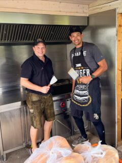 Neuer Grill, neues Glück! 🔥

Großes Dankeschön an Philipp Götz von der CVT GmbH für die Grill-/Bratplatte, die uns für unseren Food Shop gesponsert wurde! 🙌

Aktuell bauen wir diesen weiter aus, mit neuer Abzugshaube, Gastroschränken und noch einigem mehr. Es tut sich vieles hinter den Kulissen! 💪

Bleibt gespannt, was als Nächstes kommt 😉

@cvt_loesungen @valairion_luftreinhaltung 

#Fiassa #RBNation #HomeoftheKing👑