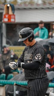 🚀💣 THE MOMENT OF THE SEASON! 👑🔥

Spiel 2 des Finals. 8. Inning. Alles steht auf dem Spiel.

Und dann passiert DAS! 🤯⚾

Ein MONSTER SHOT über den Zaun von @klausimir 💥 Der GO-AHEAD HOMERUN, der das Spiel dreht und uns am Ende den Sieg sichert!

Gänsehaut. Eskalation. PURE BASEBALL MAGIC! 🖤💛

🎬 Sound ON & enjoy the show! 🔊🔥

#Fiassa #RBNation #HomeoftheKing👑
🎥: King‘sTV & @regbbacademy