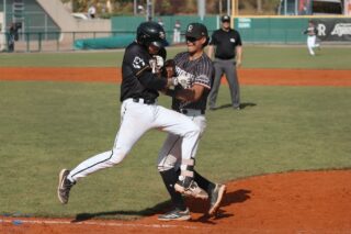Finals Game 1 in Regensburg 📸⚾

Nicht das Ergebnis, das wir wollten – aber genau die Energie, die wir für Samstag mitnehmen 💥

Ein paar Eindrücke vom ersten Spiel der Finalserie. Jetzt gilt: abschütteln, fokussieren und am King’s Field zurückschlagen 🔥

#Fiassa #RBNation #HomeoftheKing👑
📸: Michael Schöberl
